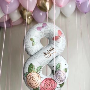 шар цифра на 8 марта и 20 шариков под потолком