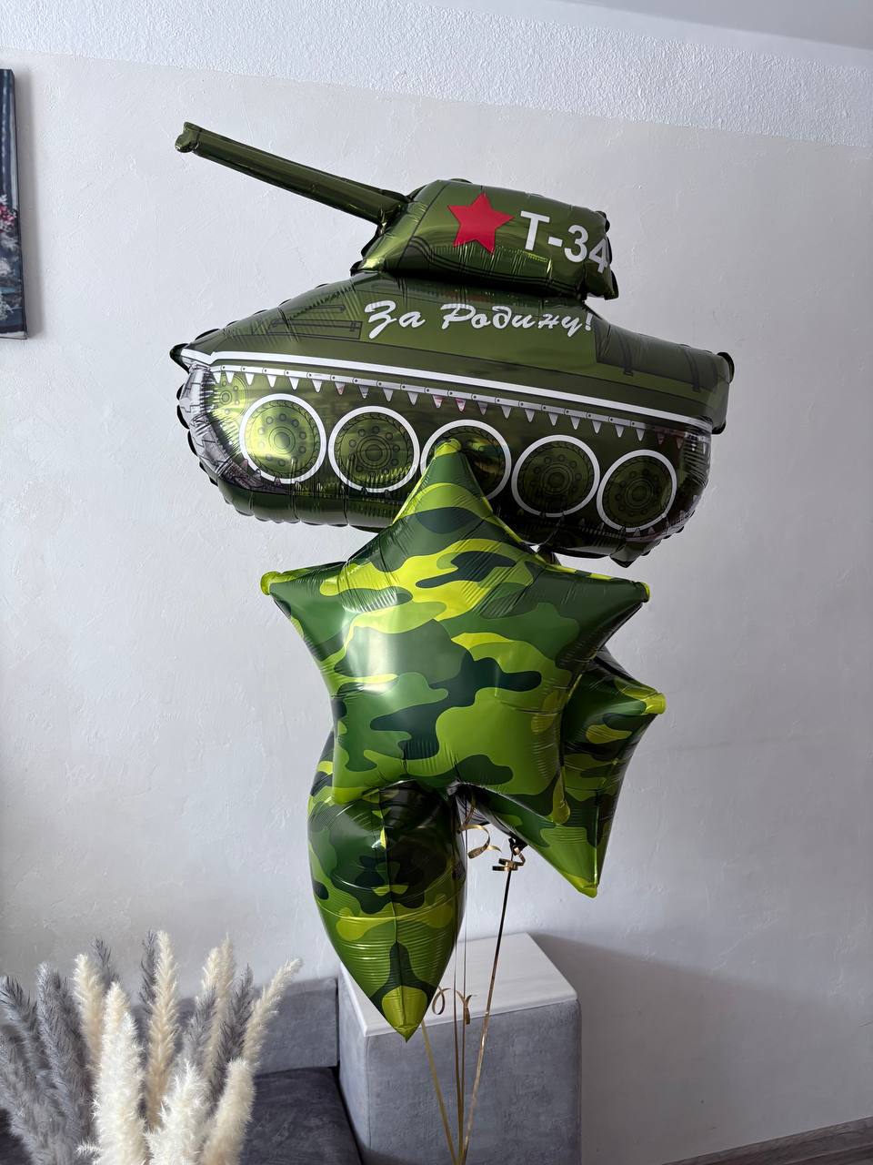 Фонтан из шаров Камуфляжные звезды и танк
